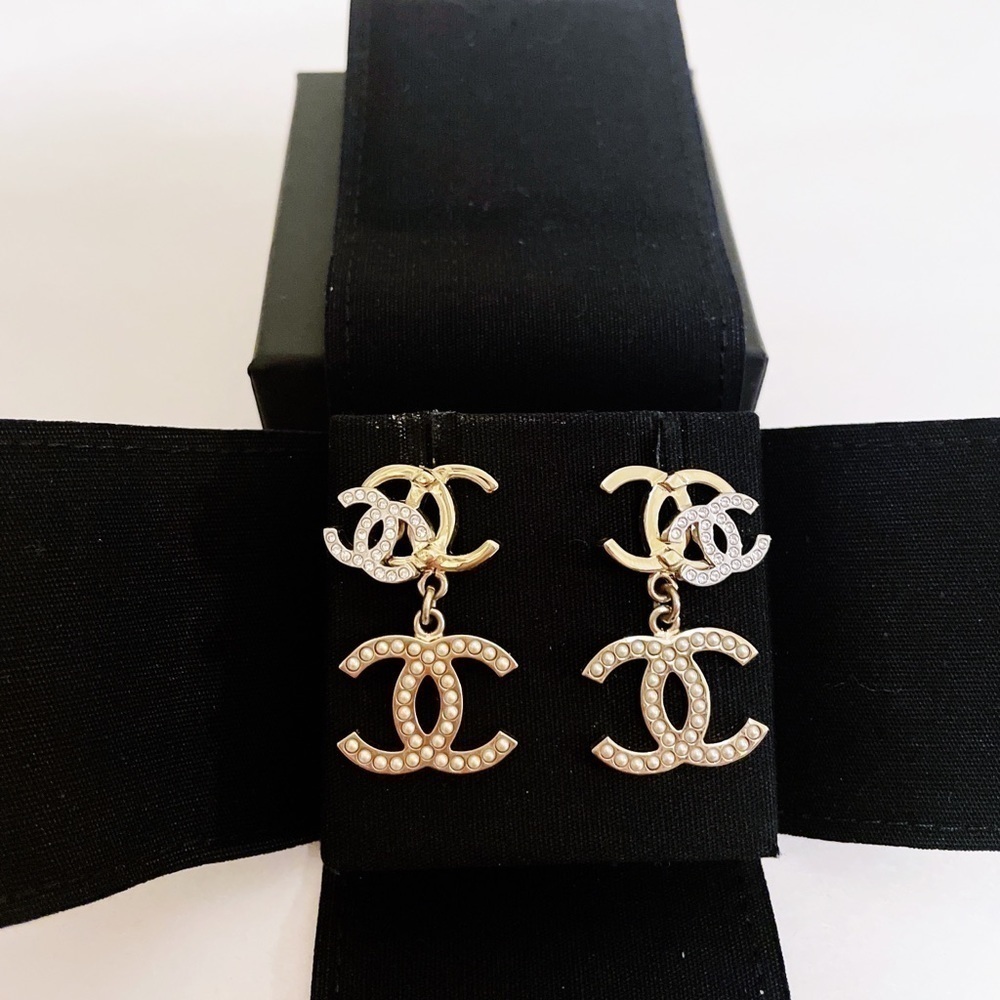 Chanel 21A Triple CC Gold Pearl Earrings - Picture 2 of 4